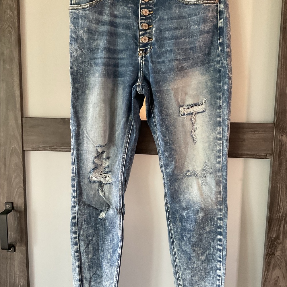 EUC- KanCan button fly distressed ankle jeans